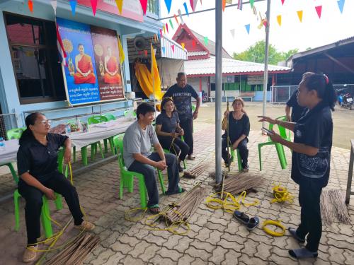 สพอ.บางแพ ดำเนินโครงการสนับสนุนกิจกรรมตามแผนการขับเคลื่อนการขจัดความยากจน (การอบรมอาชีพการทำไม้กวาดทางมะพร้าว)